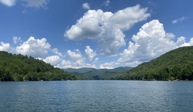 Modern Cabin walking distance to Lake Nantahala Views. No lake access. Hot Tub