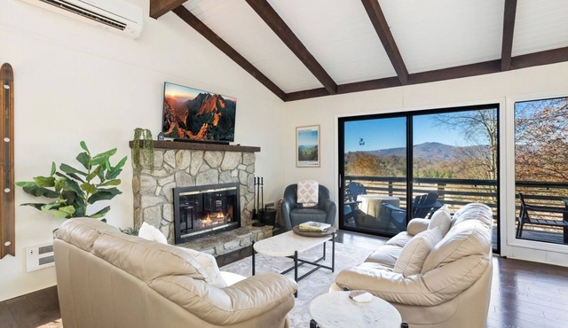 Modern Cabin with Mountain Views Near Skiing