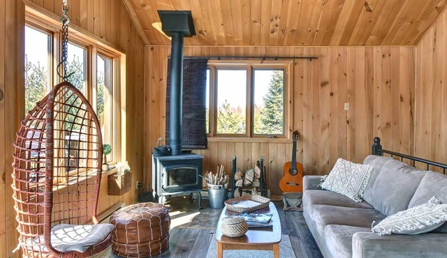 Modern Cabin with stunning river views, hot tub