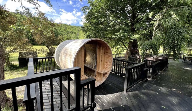 Modern Cabin with Hot Tub and Sauna By Summer