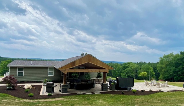 Modern cabin with hot tub, 60 acres with elk views, at the top of Winslow Hill