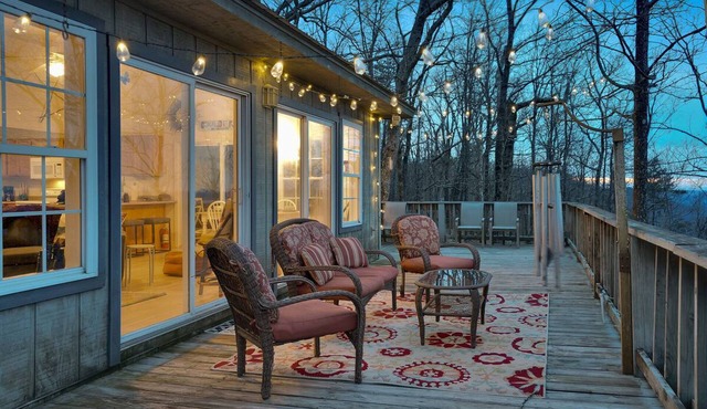 Modern cabin with mountain views, fireplace, inviting deck, washer/dryer & AC