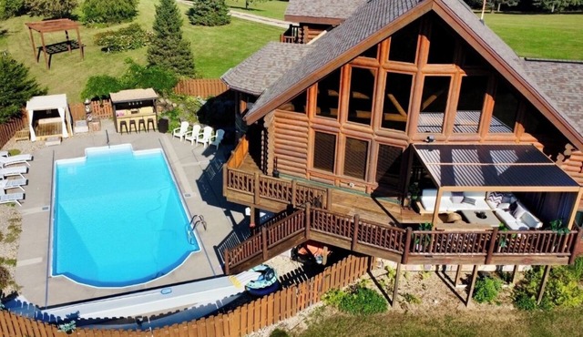 Modern cabin with pool and hot tub and outdoor sauna! Wanderlust Cabin!