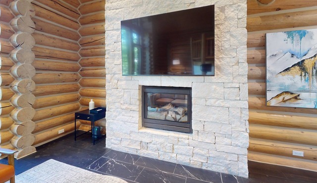 Modern cabin with private hot tub, mountain views, expansive deck & arcade game