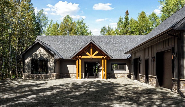 Modern cabin with stunning views of Wynne Lake!