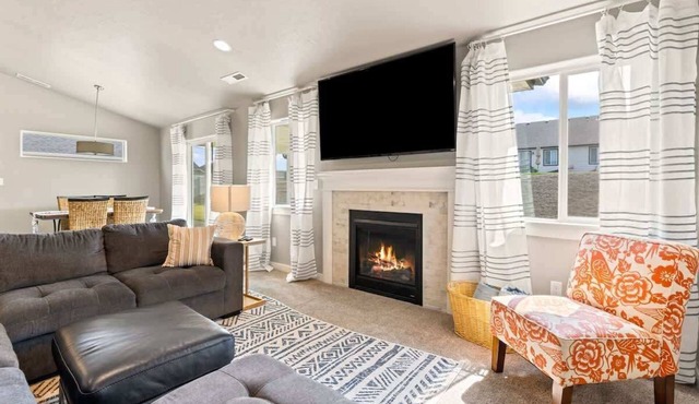Modern Caldwell Home | Hot Tub + Sauna | Near Nampa & Boise | Sleeps 10