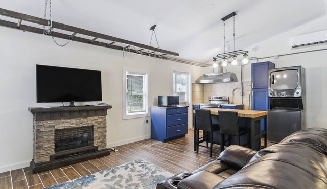 Modern Cambridge Cottage: Walk to Town, Waterfront