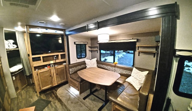 Modern camper in mountains, perfect ski pad...beach access! One night minimum!