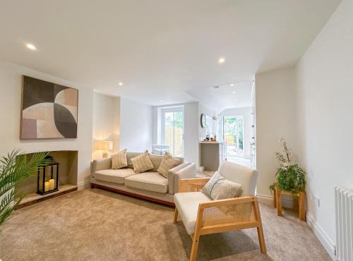 Modern Canterbury 3 Bedroom Townhouse - Pets Welcome & Free Parking