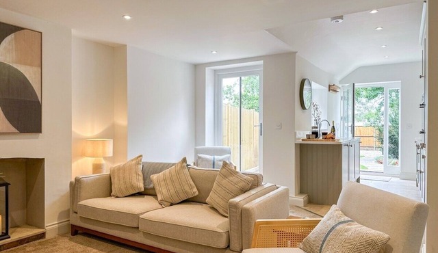 Modern Canterbury Townhouse - Pets Welcome & Private Parking