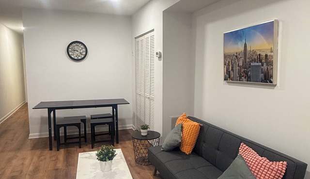 Modern Capitol Hill 1BR - Walk to H Street, Metro & Union Station