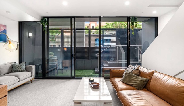 Modern Carlton Living Minutes to CBD