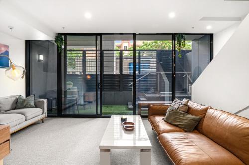 Modern Carlton Living Minutes to CBD