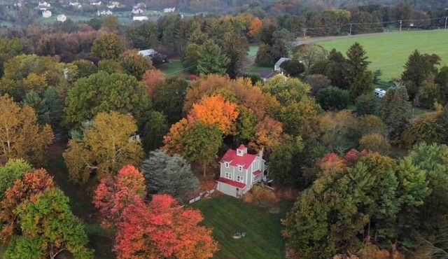 Modern carriage house, renovated w beautiful views