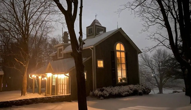 Modern carriage house, newly renovated w beautiful views