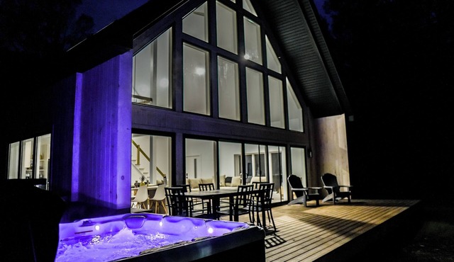 Modern Catskills Hideaway w/Hot Tub, Firepit, and BBQ Grill n