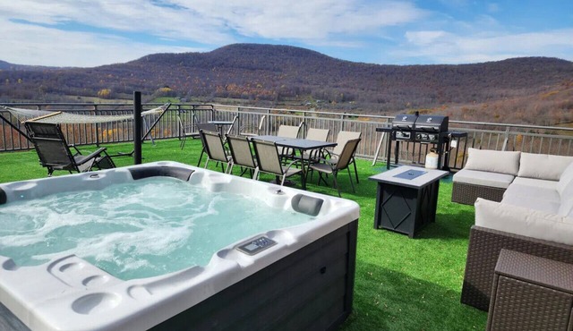 Modern Catskills Mountain Retreat with Rooftop Hot Tub on 22 Private Acres