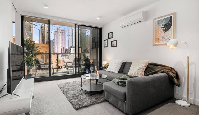 Modern CBD 2BR Free Parking + Stunning City Views