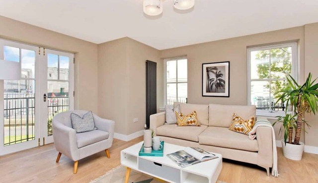 Modern central 2 bedroom apartment with parking