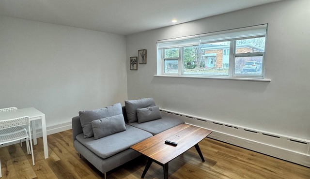 Modern Central 2 Bedroom condo with Free Parking