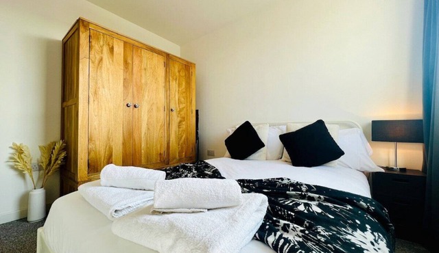 Modern Central Flat by Christchurch Park