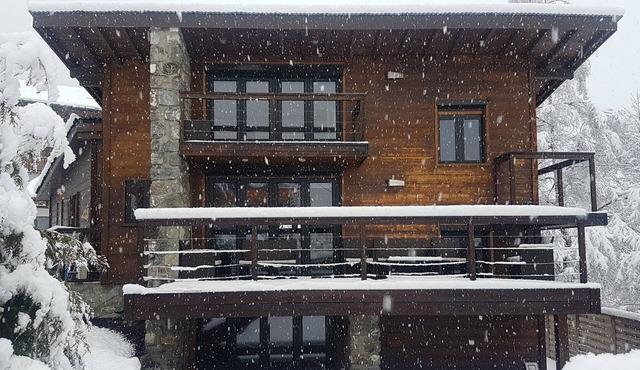 Modern Centrally located chalet, wifi, hot-tub and log fire