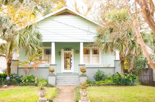 Modern & Centrally Located Stay at Calypso Dreams