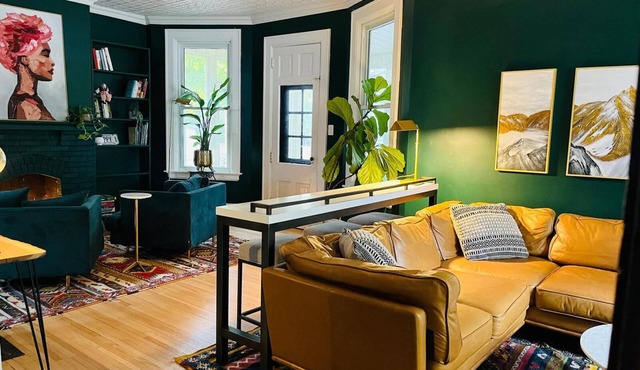 Modern Century Home. Walk Downtown. 10 mins to Beach