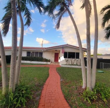 Modern Ceramic Retreat Newly Remodeled 2BR 2BA