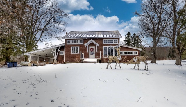 Modern Chalet, 2 Acre lot, HOT TUB and NEW OUTDOOR FIREPIT