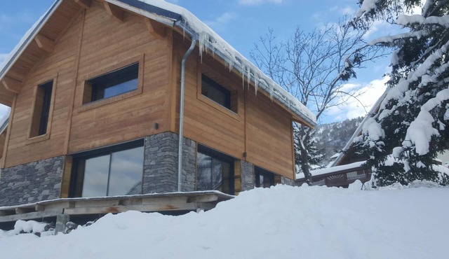 Modern chalet 4*, very comfortable and quiet. Ideal for 2 or 3 families.