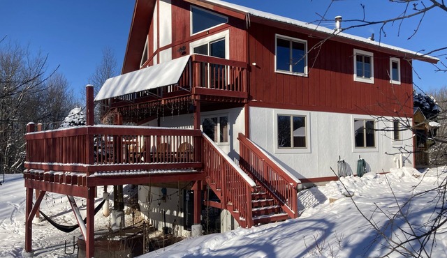 Modern Chalet -AC, hot tub, sauna + pets welcome