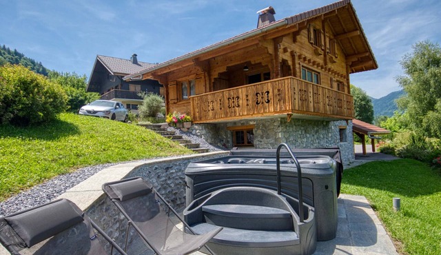 Modern chalet with jacuzzi, pets allowed, Morillon