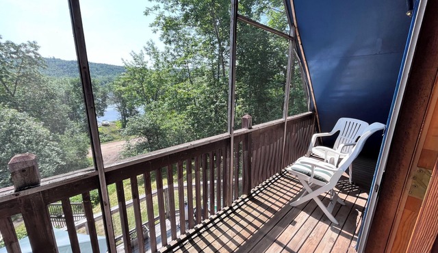 Modern Chalet on Tennants Cove Near Kingston Market & Bates U-Pick
