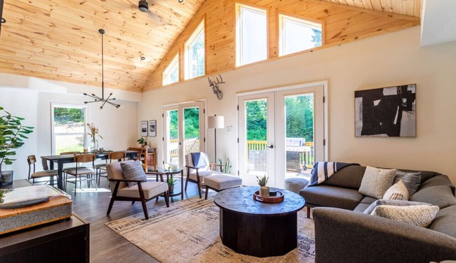 Modern Chalet w/Firepit, BBQ, Fast Wi-Fi, Deck