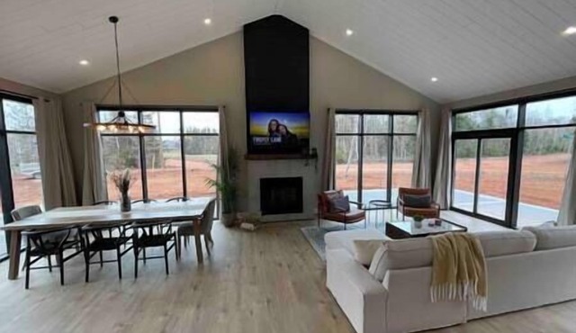 Modern Chalet w/Hot Tub minutes to Cavendish - Seawood Haven