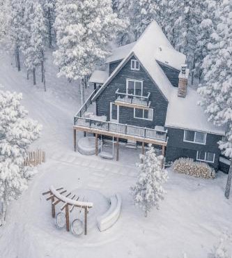 Modern Chalet w Hot Tub, Views, Putting Green