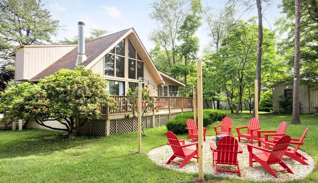 Modern chalet w/hot tub, fire pit & porch