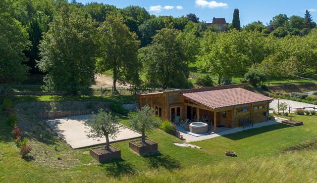 Modern chalet with jacuzzi, near Sarlat