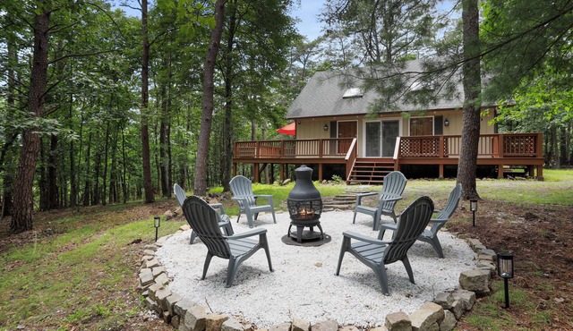 Modern Chalet with Hot Tub, Fire Pit & Mountain Views in Basye, VA