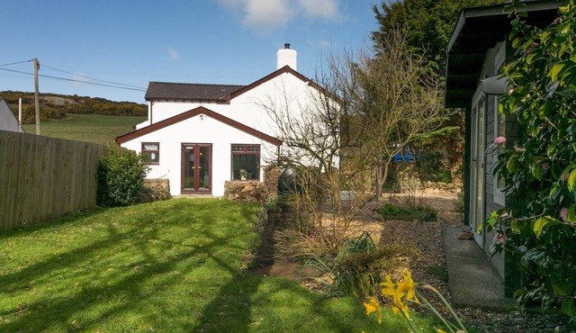 Modern, Character Welsh Cottage with Garden - Pass the Keys