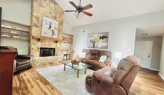 Modern Charm: 2 bedroom condo- Sleeps 6-in West Knoxville with WiFi, AC