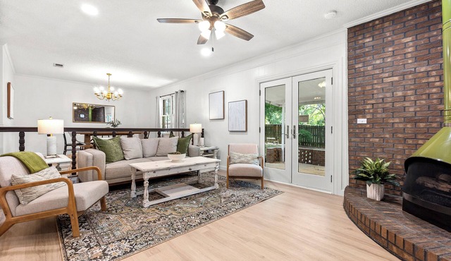 Modern Charm at The Jade House, Fenced Yard, Fast Wifi