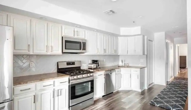 Modern Charming 3-bedroom apartment 15 mins to NYC!