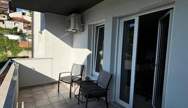 Modern & Charming - Free Private Parking - One Bedroom Apartment