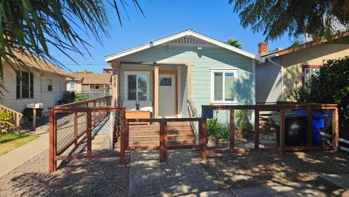 Modern Charming Steps From Downtown Family Friendly Gated Private Driveway Parking Conventions,Petco Park,Rady Shell, Gaslamp, Beaches, Zoo,Balboa Park
