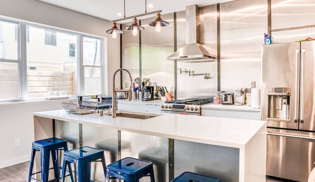 Modern, Chef's Kitchen, Rooftop Deck, 6 Beds, 3 Spa-Like Bathrooms