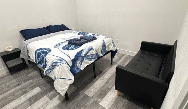 “Modern Chic 1-Bedroom Apartment – Sleeps 3"