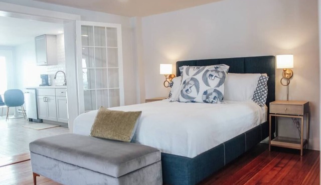 Modern Chic 1-BR Unit in the Cottages on James