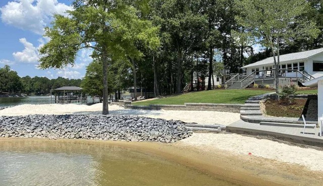 Modern, Chic and Cozy Cottage with private beach, boat dock on Lake Wylie!